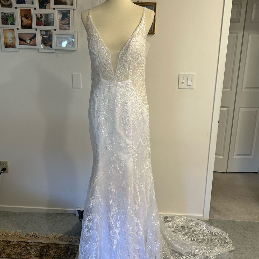 Beaded wedding dress with train - Picture 5 of 10